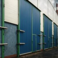 Распашные ворота в здание из металлопрофиля