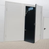 Распашные ворота в здание из металла