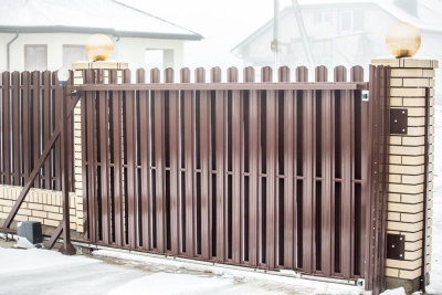 Уличные откатные ворота из металлоштакетника