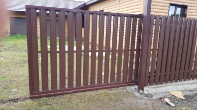 Уличные откатные ворота из металлоштакетника