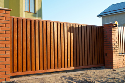 Уличные откатные ворота из деревянного штакетника