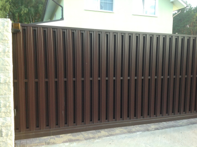 Уличные откатные ворота из металлоштакетника