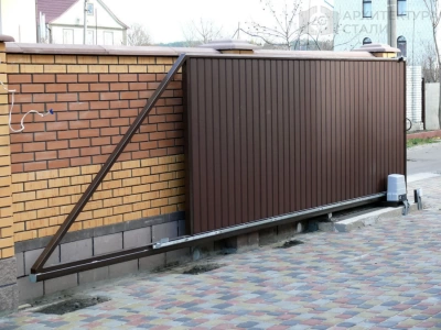 Уличные откатные ворота из металлопрофиля