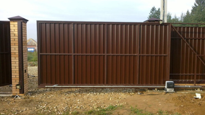 Уличные откатные ворота из металлопрофиля