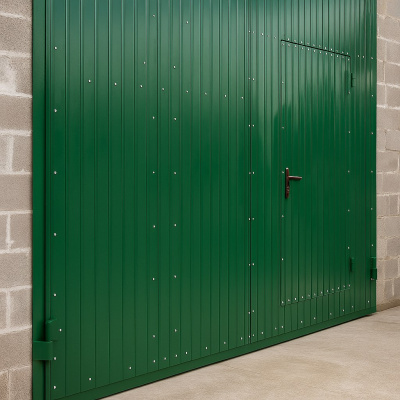 Распашные ворота в здание из металлопрофиля