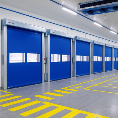 Синие скоростные рулонные ворота из ПВХ на въезде в складской терминал.