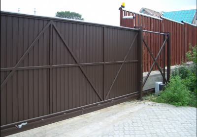 Уличные откатные ворота из металлопрофиля