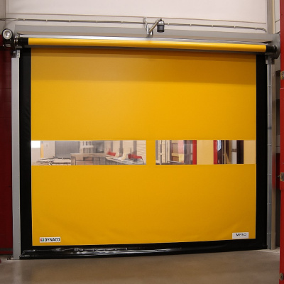 Скоростные ПВХ-ворота, разделяющие производственный цех и склад готовой продукции.