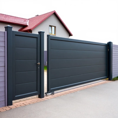 Темно-серые откатные ворота из сэндвич-панелей (антрацит) на въезде на участок в Бресте.