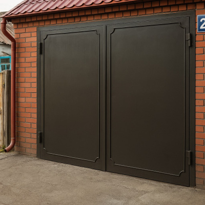 Распашные гаражные ворота из металла и металлопрофиля