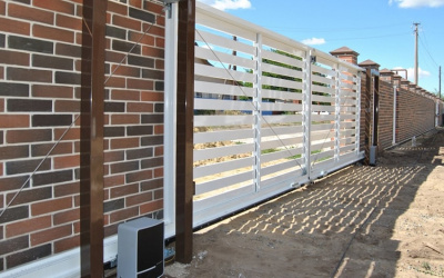 Уличные откатные ворота из алюминия Alutech Prestige