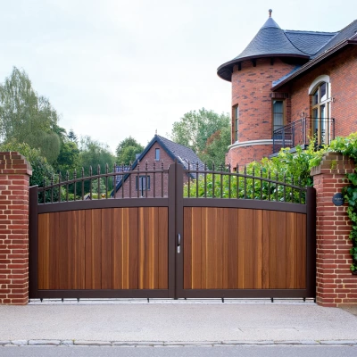 Уличные распашные ворота из сэндвич панелей