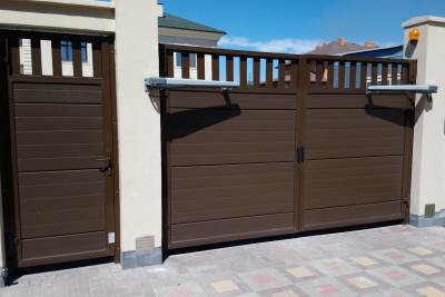 Распашные ворота Alutech Prestige с установленными линейными приводами автоматики.