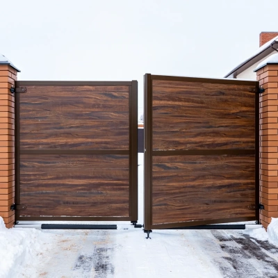 Уличные распашные ворота из сэндвич панелей